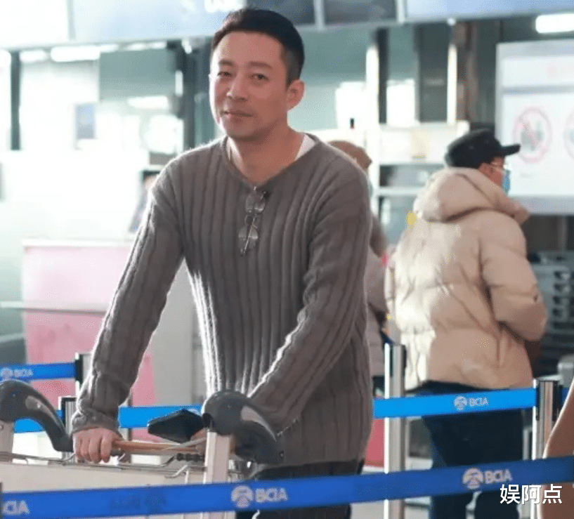 恭喜!汪小菲再获新恋情,和女友机场大秀恩爱,女方颜值不输大S