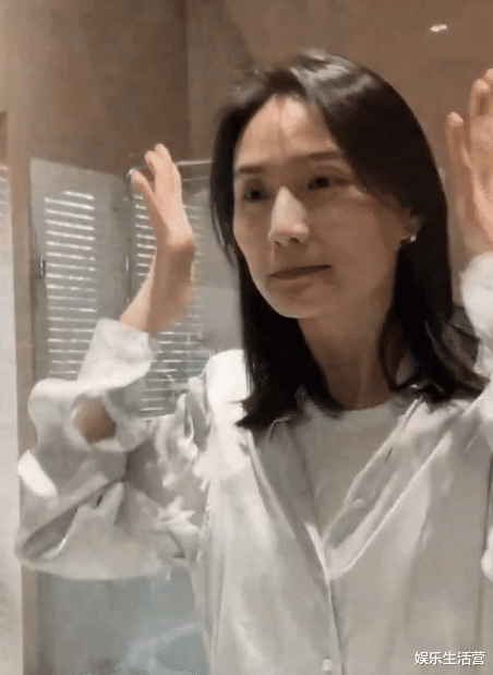 张丰毅|李亚鹏32岁娇妻衰老迅速,眼角5个褶,穿睡裤扭腰发神经,被指不如王菲