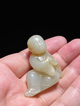 |明 和田玉白玉籽料 受沁 持桃童子 童子献桃