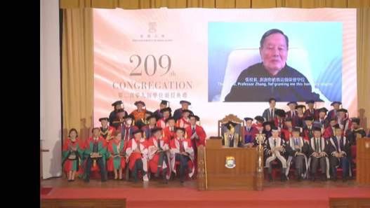 杨振宁|101岁杨振宁罕露面，精神矍铄发言两分钟，与林青霞喜获荣誉博士