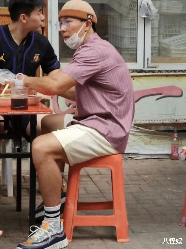 刘畊宏帮周杰伦买早点，热天戴毛线帽吃路边摊，清奇装扮好显年纪