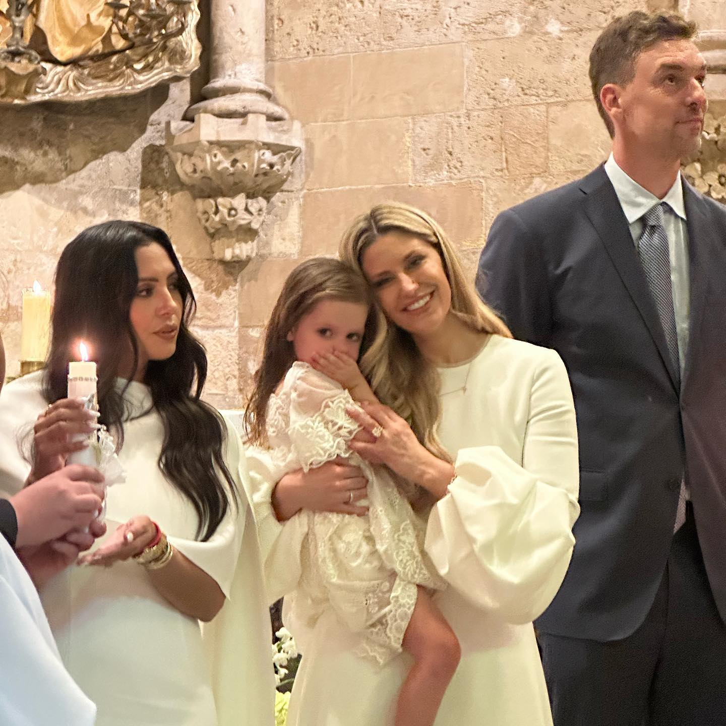 科比遗孀终于瘦回去了！穿斗篷白裙亮相太仙，网友：瘦了不止50斤