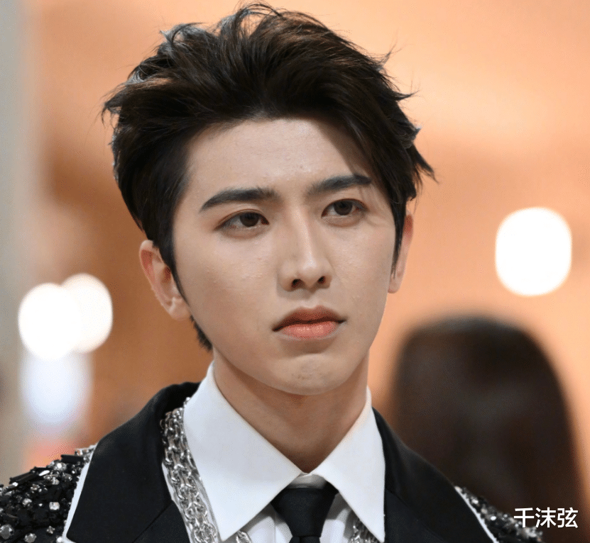 蔡徐坤17岁情人曝光，不雅私照疑流出，黄子韬、周深在线吃瓜