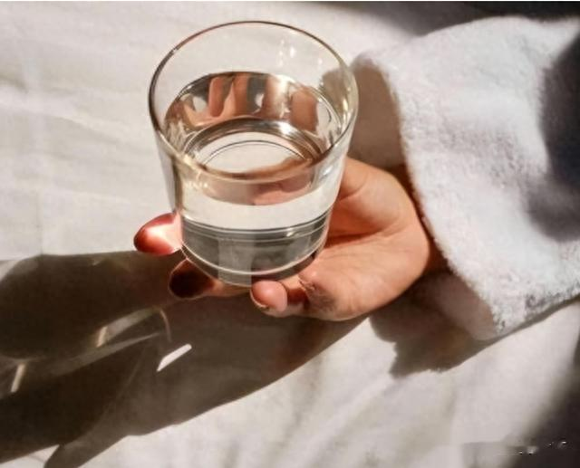 晨起空腹喝水,比不吃早餐还伤命?医生说出正确答案很多人都错了