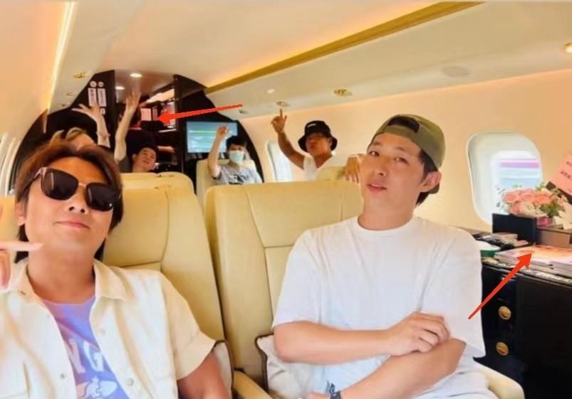 周杰伦携全家飞呼和浩特,私人飞机内部曝光,大女儿背影神似昆凌