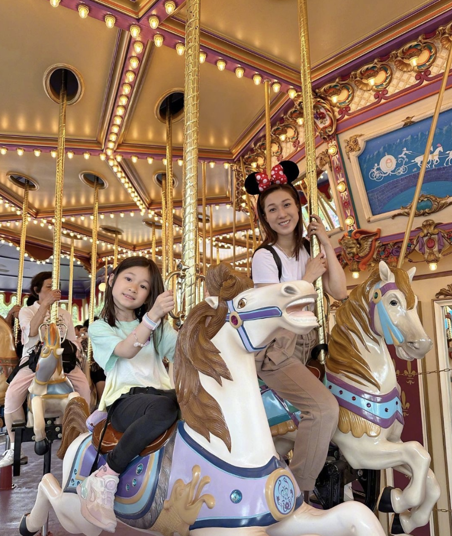 钟嘉欣|钟嘉欣带3个儿女打卡香港迪士尼，经常抱娃手臂粗壮，彰显妈妈力