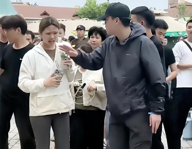 杨迪出街保安拦路开道,一个糊咖搞那么大阵仗,难怪路人满脸嫌弃