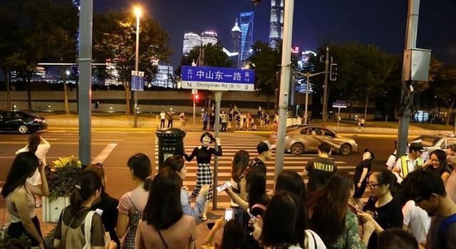 这一次，33岁的鹿晗，又给娱乐圈好好“上了一课”