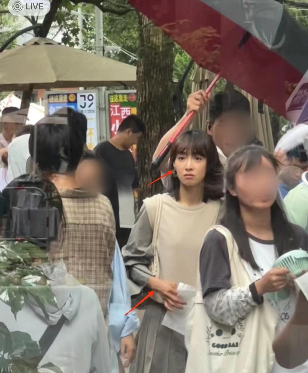 宋茜景现身德镇拍戏被偶遇，五官立体本人又白又瘦，双腿暴露年龄！