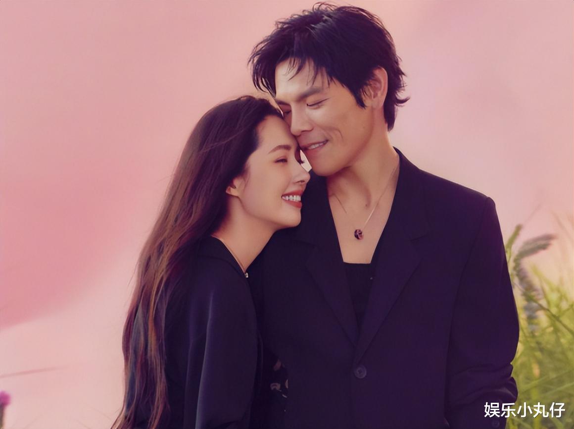 犯老毛病？向佐KTV聚会00后美女，累到睡着被偷拍，郭碧婷获家产