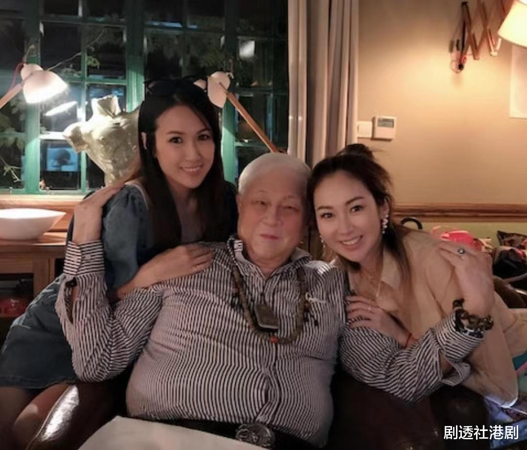 |出狱后心情大好!TVB知名男星成功融入富贵女友家中,齐齐吃开年饭