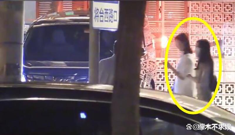 李亚鹏一家三口聚餐,17岁李嫣又高又瘦,33岁海哈金喜小腹微隆!