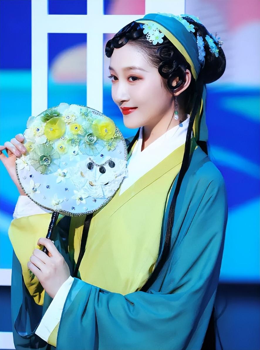 拍一部扑一部，她把所有运气都用来跟顶流谈恋爱了？