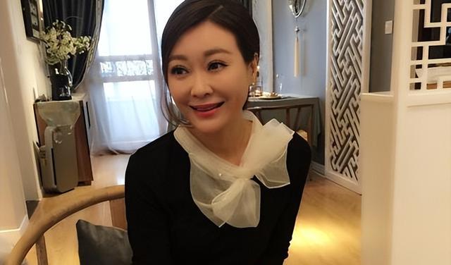 前央视主持人现身以色列,穿泳装浑身涂黑泥,大肆宣扬国外引争议