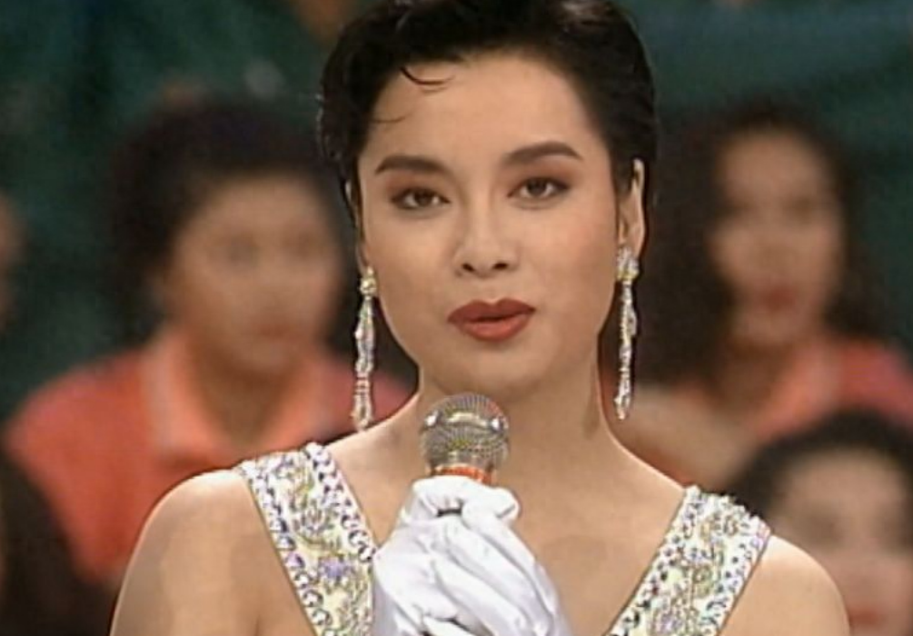 她从高烧再到去世仅16天，演唱现场复发，后抢救无效离世