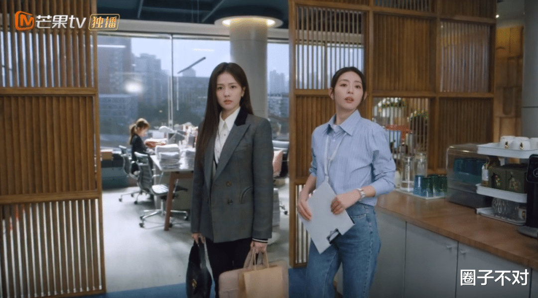 白鹿把27000的大衣穿成了270的效果 《以爱为营》又贵又土解造型析