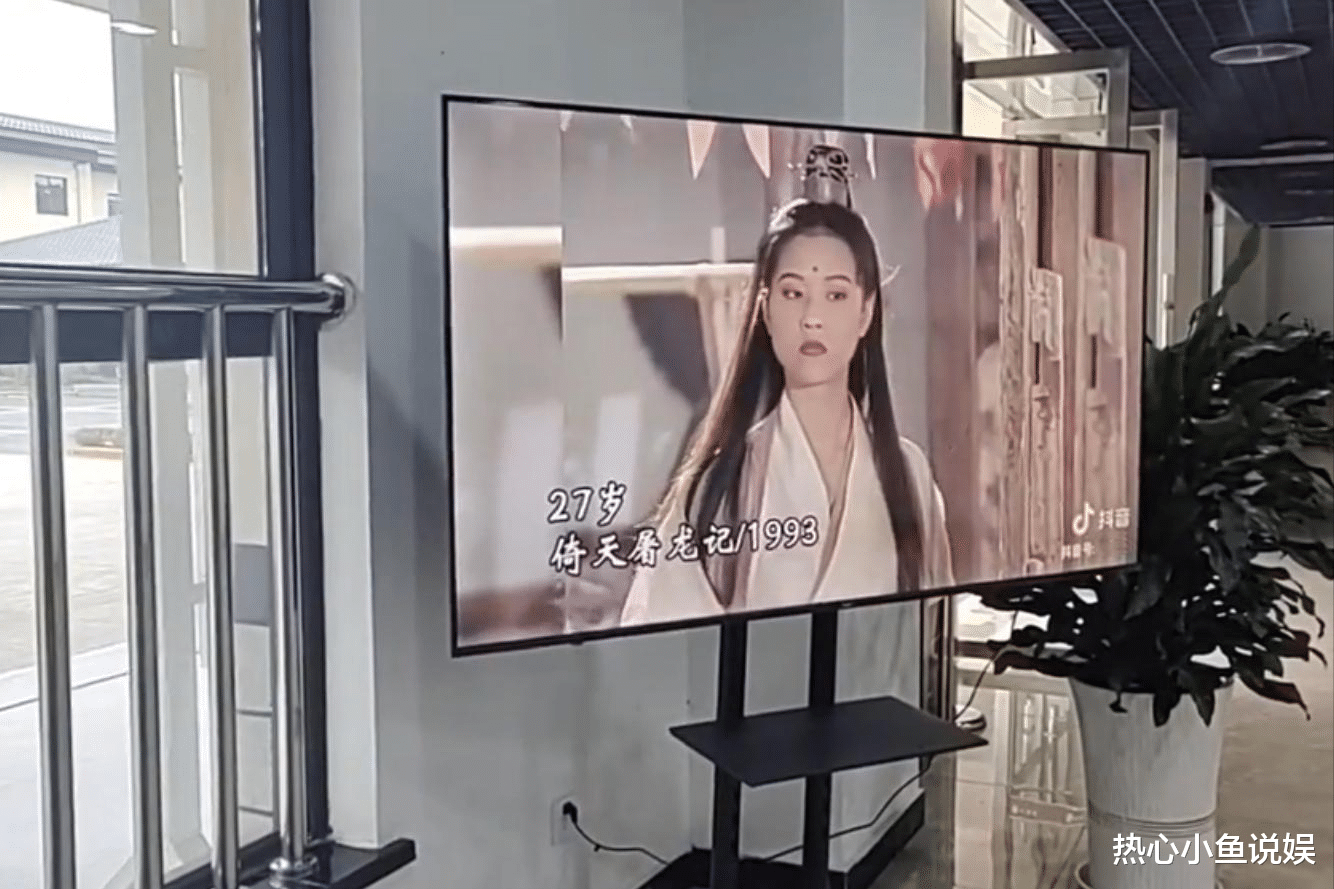 周海媚灵堂曝光，遗体被花海包围，大厅屏幕上播放她生前经典角色