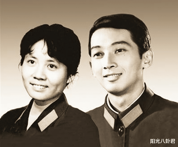 郁钧剑|真大方！郁钧剑回乡见人就发钱，登22次春晚，与医生妻子相敬如宾