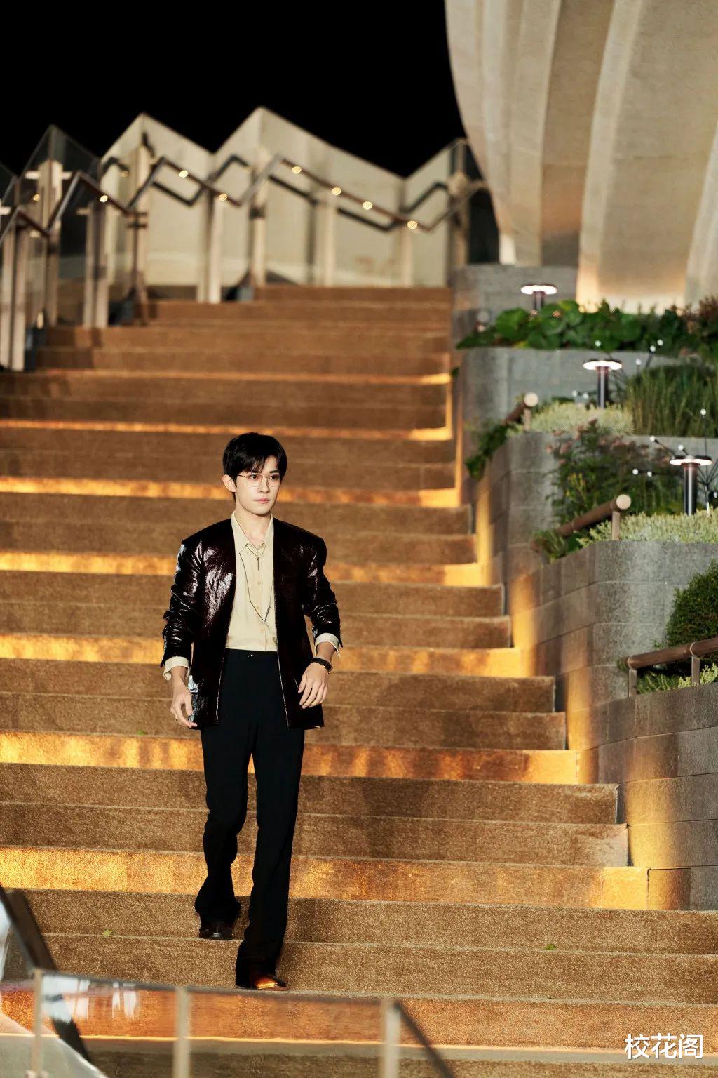 红毯造型直接翻车，塑料姐妹吵翻天了？