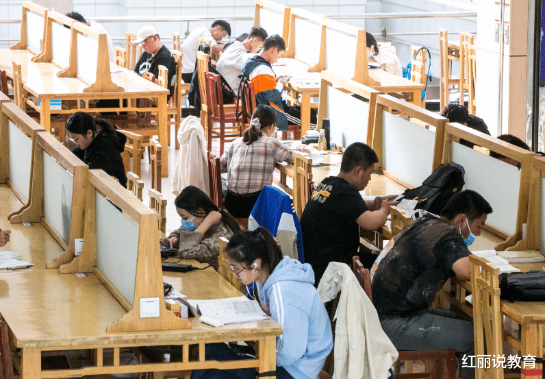 专科生这下亏大了?多所高校延续政策调整,专科生的选择更少了