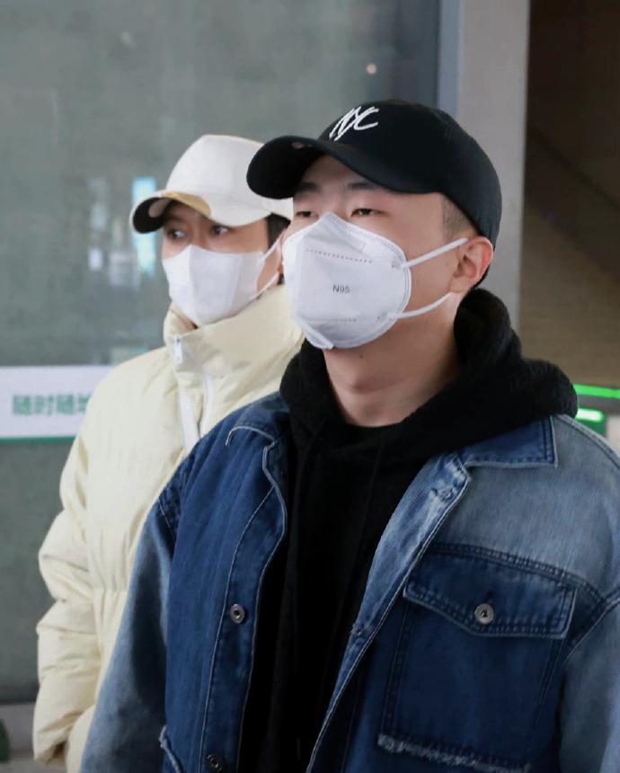 孟鹤堂|德云社孟鹤堂深夜发文,晒新年第三张收工照,孟哥真是闷头干大事