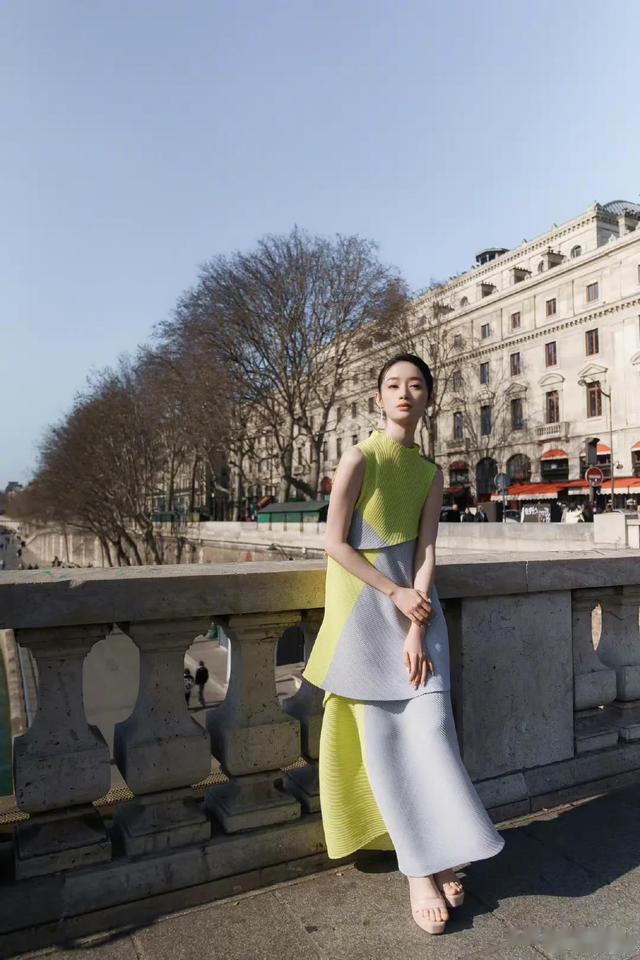 迪丽热巴|3月4日迪丽热巴黑西装造型气场全开，张天爱虞书欣抹胸裙性感迷人