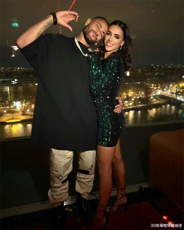 内马尔·达席尔瓦|内马尔真会玩!和漂亮前女友复合玩的太开心,俩人接吻方式辣眼睛