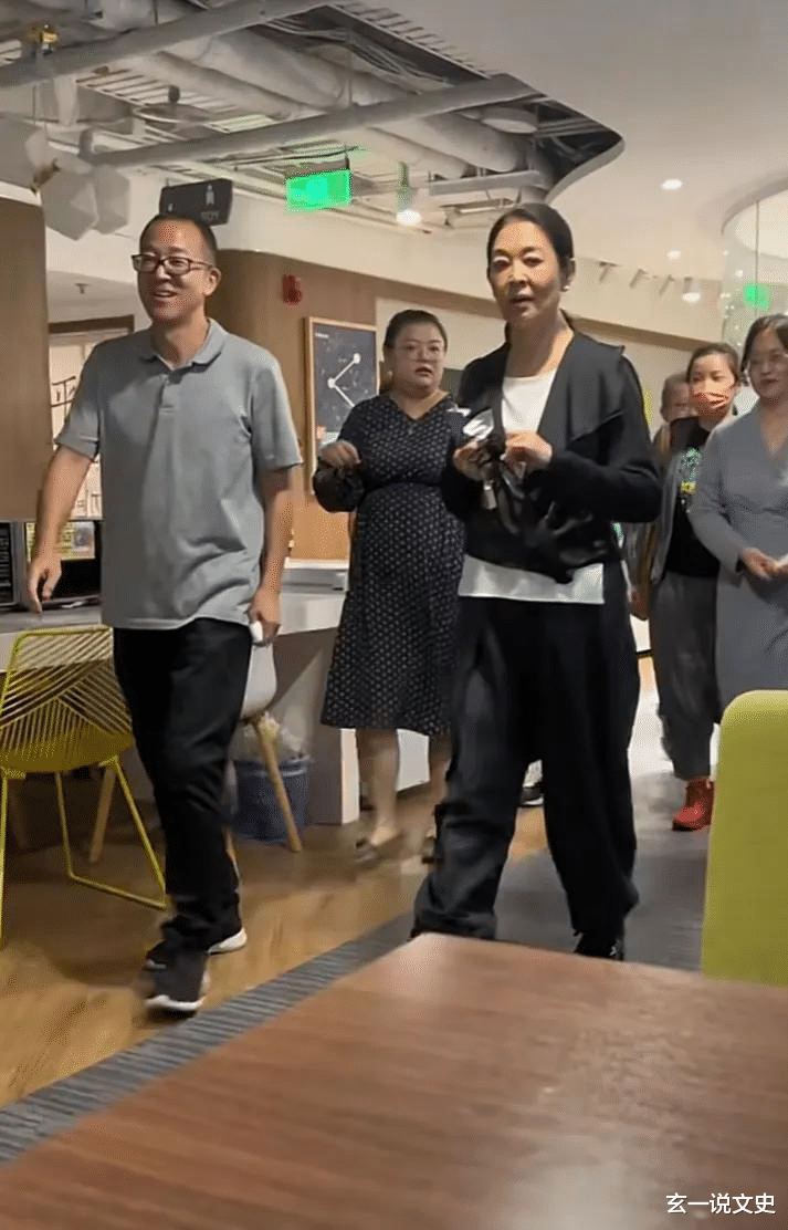 倪萍 看路人拍倪萍,减肥没变漂亮反而更像老太婆了,身材干瘪普通得很