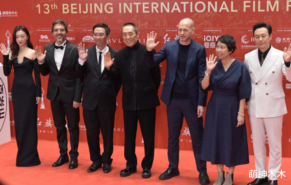 周冬雨|北影节闭幕红毯：关晓彤红裙显腰粗，周冬雨老气，王一博严肃冷脸