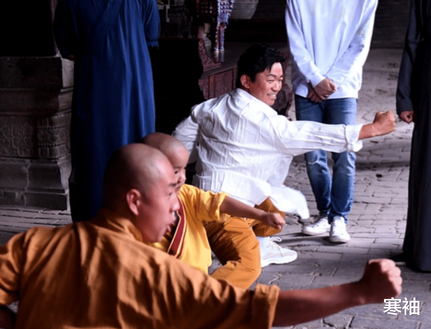 王宝强出名后，家乡村口给他立了个牌坊，他回家探亲顿时火冒三丈