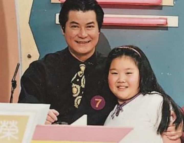 郑欣宜|郑欣宜开演唱会众星云集,搂干妈合影心情好,老爸郑少秋遗憾缺席