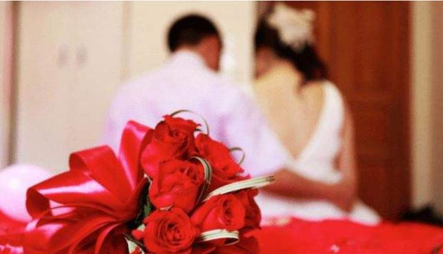 美女校花被丈夫喂到330斤,还睡塌两张床,丈夫:怕她被人抢走