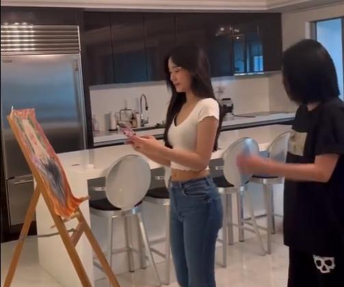 小S|小S二女儿穿低领露腰白T恤,嘲笑小S没才艺,私底下中英文对话