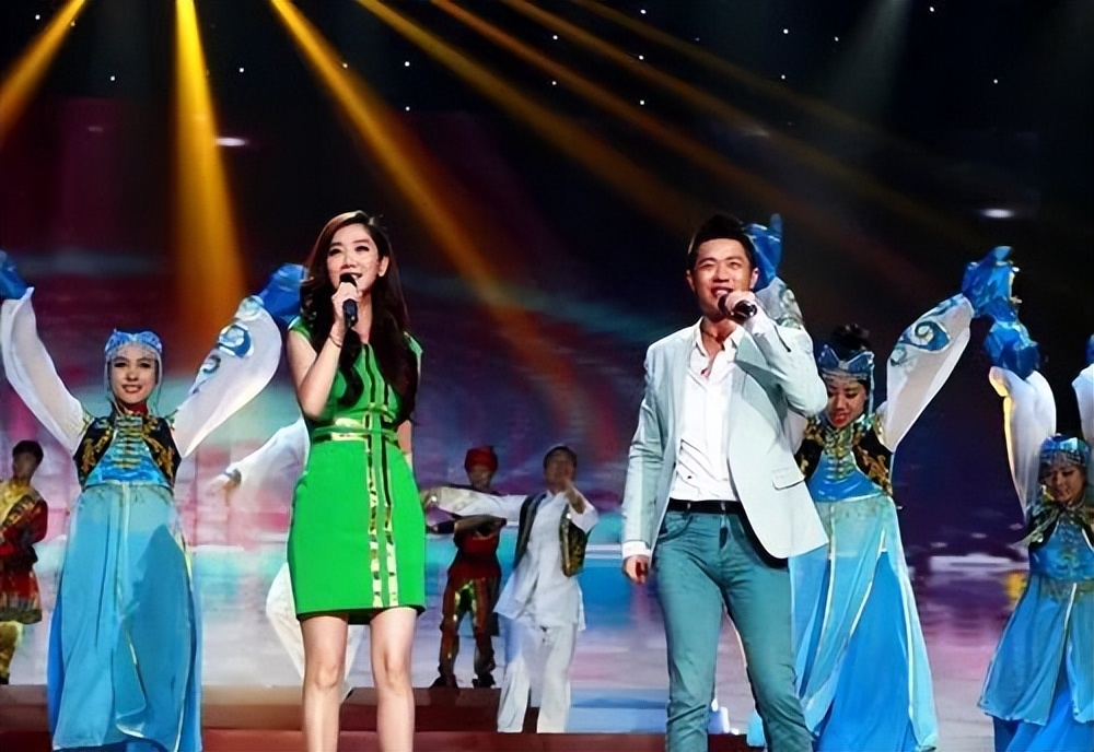 凤凰传奇：原来玲花的身材这么性感吗？