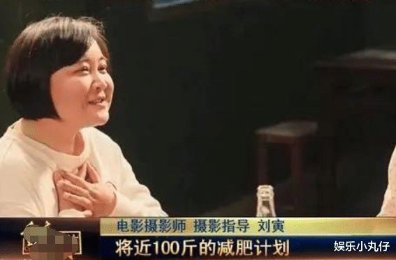 贾玲狂揽54亿,被曝生子后首现身,暴瘦48斤身穿黑裙重返颜值巅峰