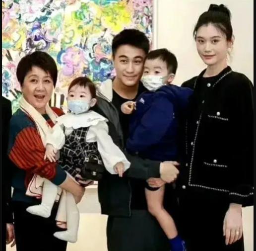 奚梦瑶|奚梦瑶穿透视拼接牛仔裤引争议,和李彩琳比美,有失豪门阔太风范