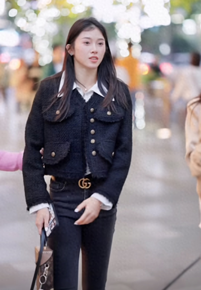 吴艳妮引争议 高调街拍曝光招牌走路姿势再现 一身贵气被质疑炒作