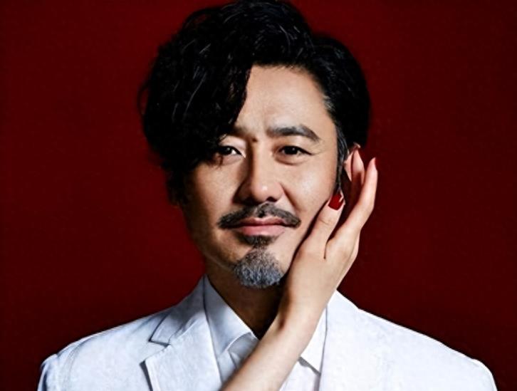 善恶终有报,54岁移居美国的吴秀波,从叔圈顶流变成了发福的大叔!