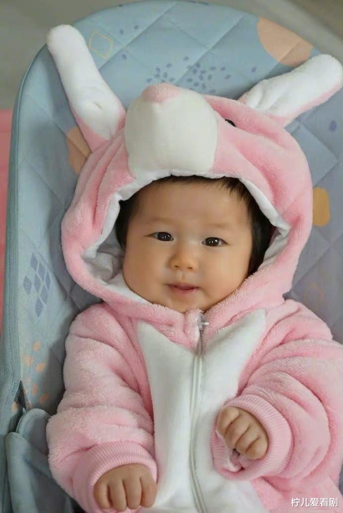 刘浩存|钟嘉欣晒自己小女儿,襁褓中她看起来肉嘟嘟的,很是可爱
