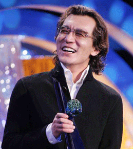 李咏|李咏妻子深夜发文公布喜讯，网友：恭喜