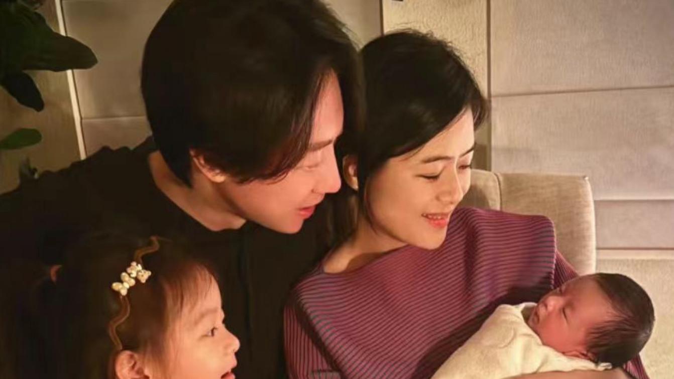 44岁主持人陈辰官宣二胎产子，首晒一家四口合影，老公全程陪伴