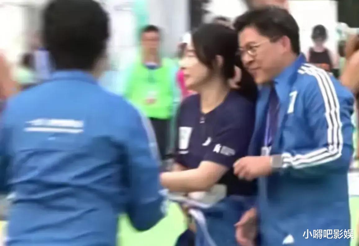 霍启刚郭晶晶参加香港马拉松,穿着朴素接地气,手牵手起步冲线