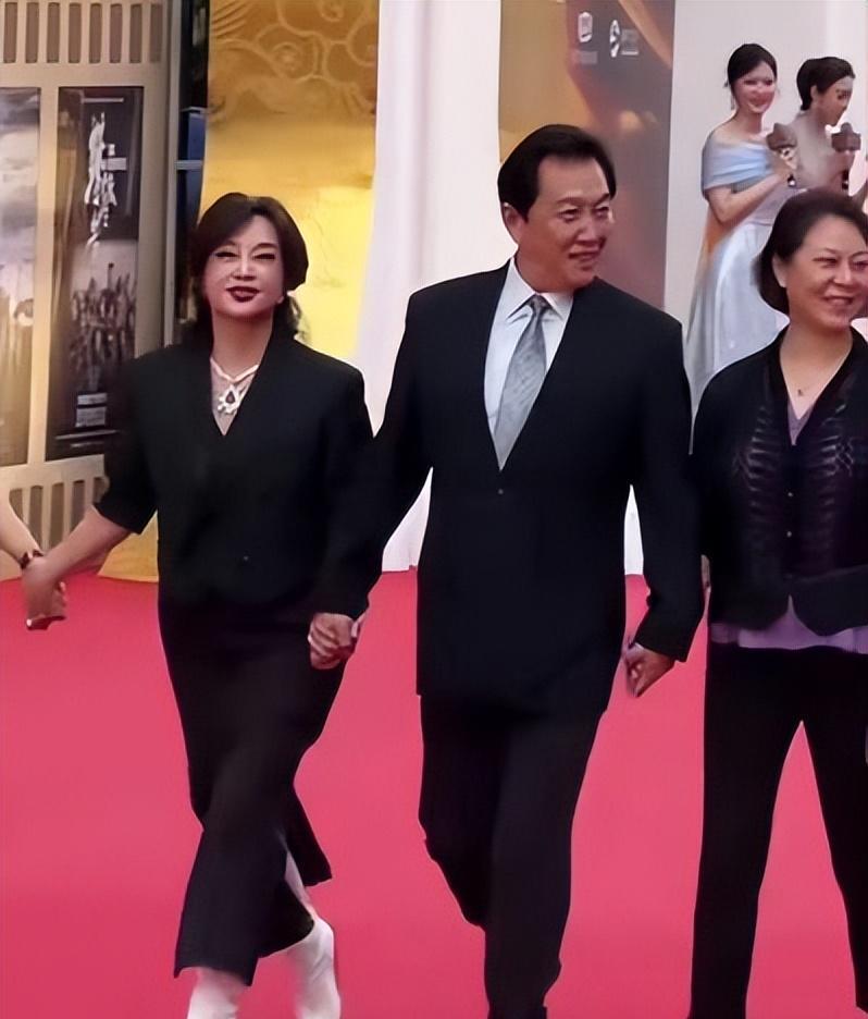 唐国强|唐国强夫妇现身！妻子壮丽模样大变，当众向田华跪地感谢激动落泪