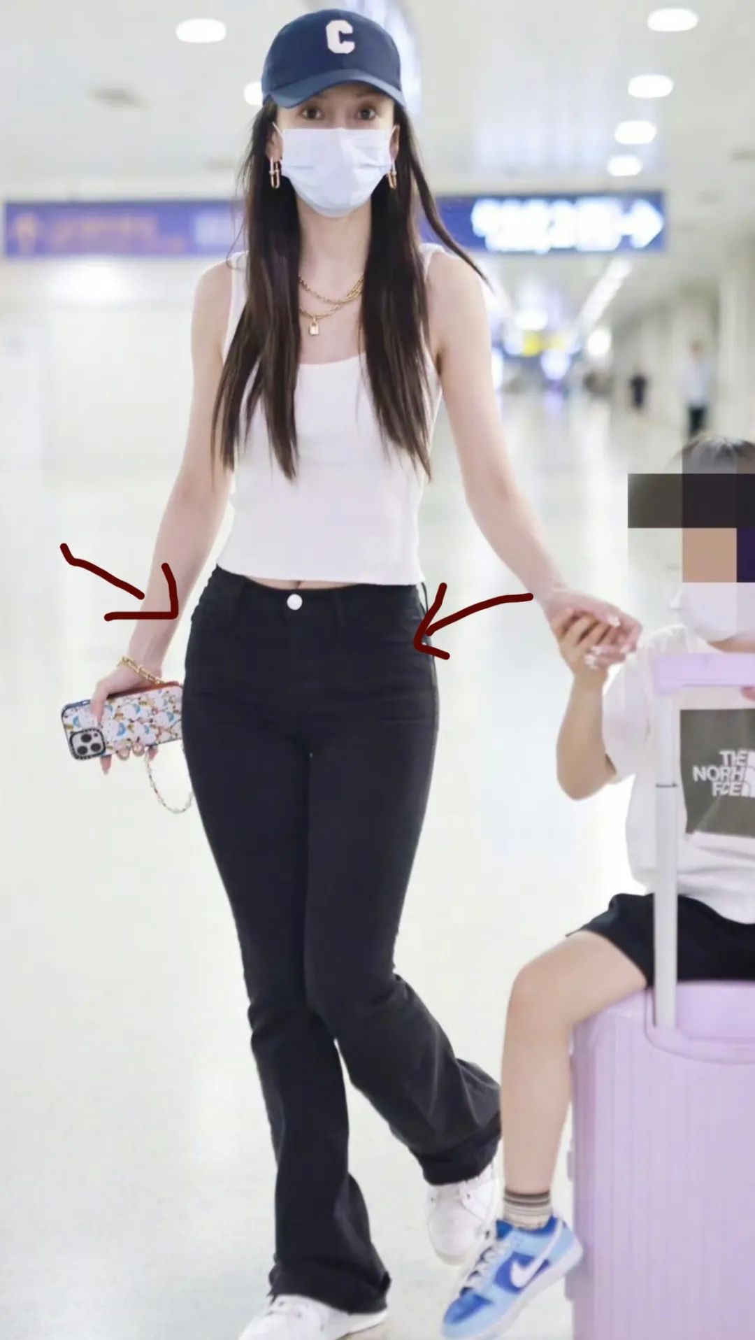 34岁杨颖带娃现身机场！被拍后表情惊恐，身材抢眼皮肤白皙显年轻