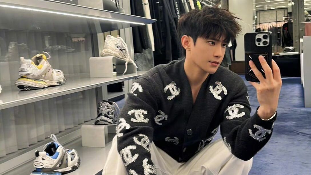 吴楚一直播自爆陈牧驰在车上主动亲他