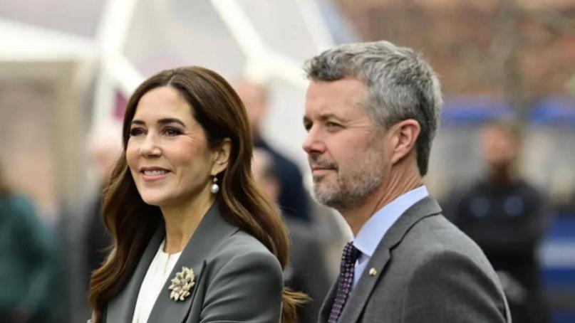 玛丽储妃穿情侣装亮相！一身灰色套装又酷又美，和老公却貌合神离