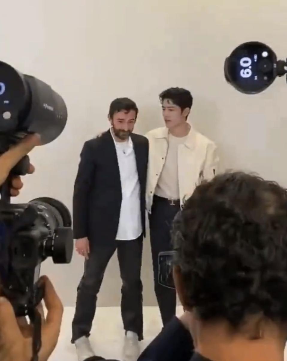 佘诗曼|好大的排面！肖战送Tods创意总监苏绣，对方特地晒照发文致谢