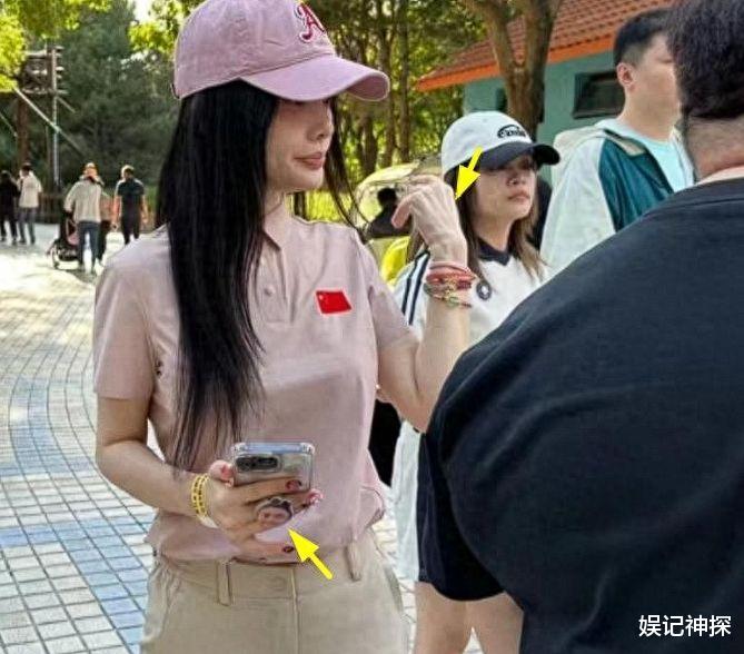 李小璐甜馨母女国庆街头被偶遇！10岁甜馨皮肤黑到无奈，评论区却恶臭一片