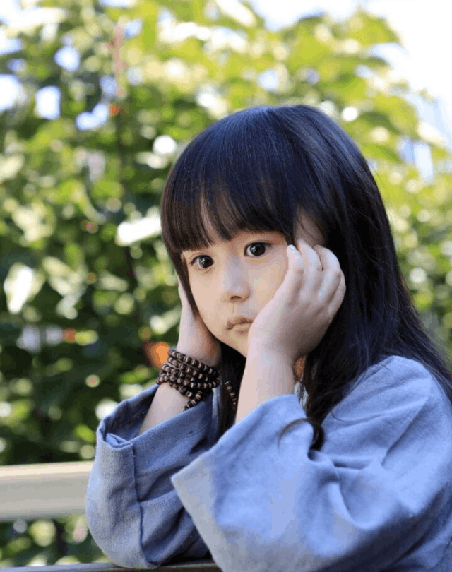 刘楚恬:2岁出道年入百万,因长相甜美被禁止整容,如今长成啥样