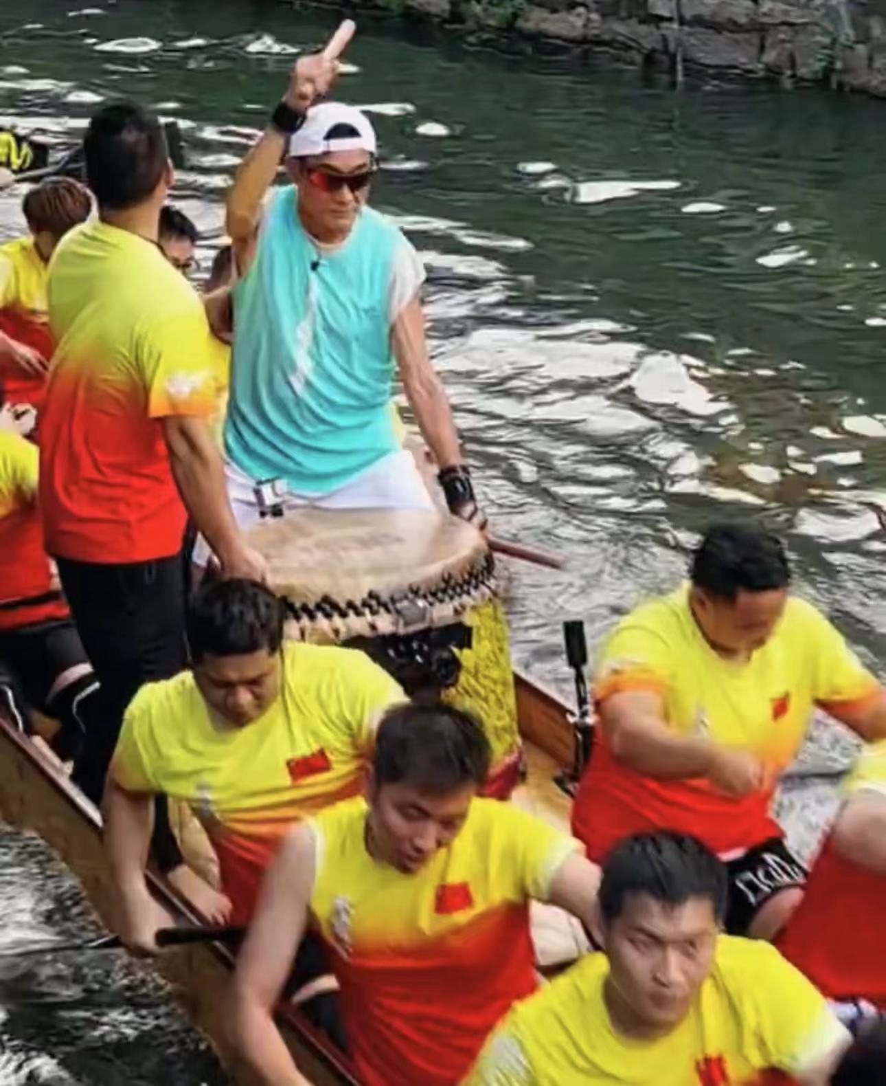 梁家辉|65岁梁家辉现身内地农村！卖力赛龙舟被搀扶，张嘴大口喘气显疲态